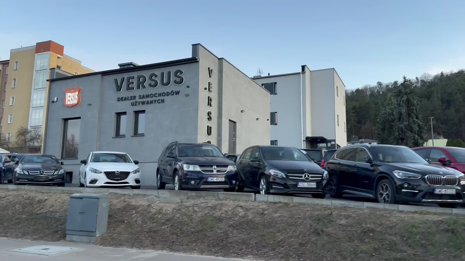 VERSUS Gdynia — samochody używane na placu